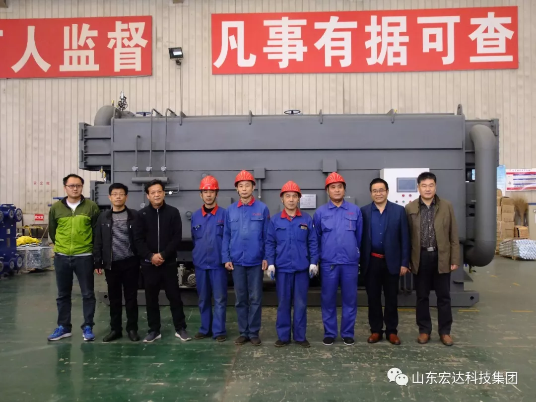 中国玩球官方网张总与新产品研制小组合影
