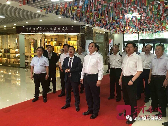 王忠林书记到中国玩球官方网集团展位观展