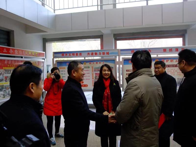 济南市总工会常务副主席傅金峰到中国玩球官方网集团走访慰问