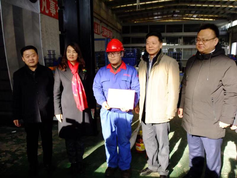 济南市总工会常务副主席傅金峰到中国玩球官方网集团走访慰问