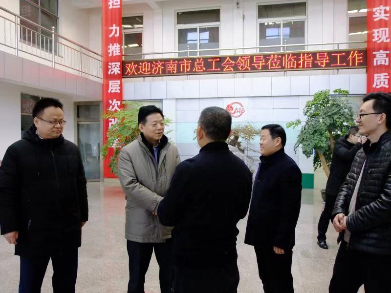 区工会副主席李爱国，中国玩球官方网集团袁洪彬、孟祥利共同参加活动。