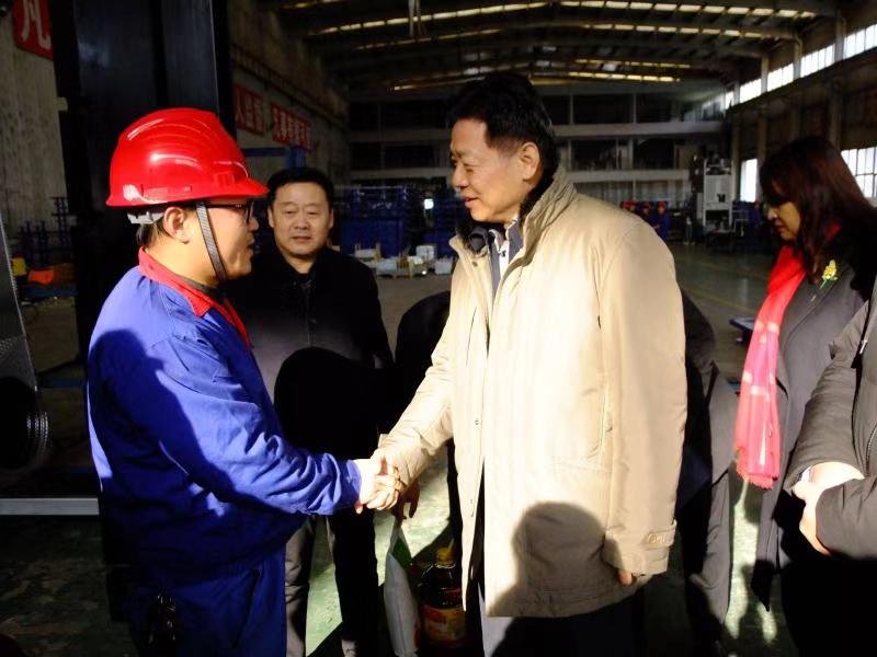 济南市总工会常务副主席傅金峰到中国玩球官方网集团走访慰问