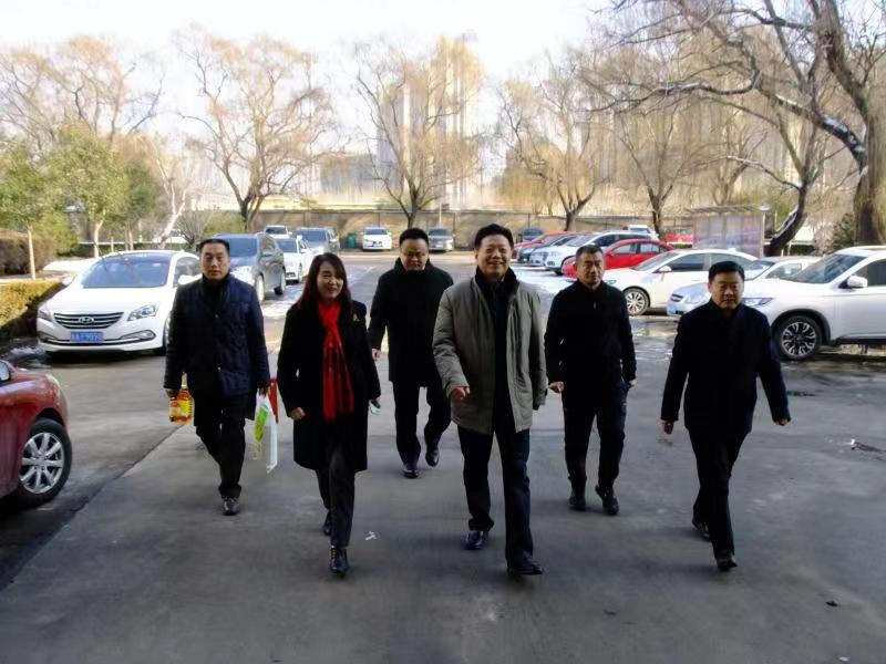 济南市总工会常务副主席傅金峰到中国玩球官方网集团走访慰问