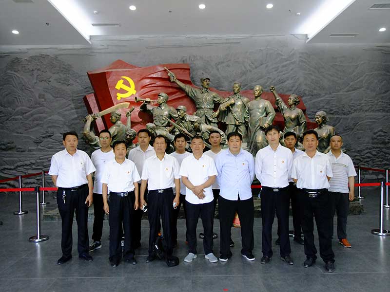 让党旗高高飘扬---中国玩球官方网集团党员参观大峰山红色教育基地活动