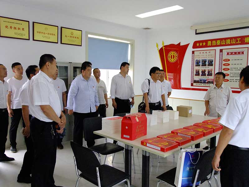 让党旗高高飘扬---中国玩球官方网集团党员参观大峰山红色教育基地活动